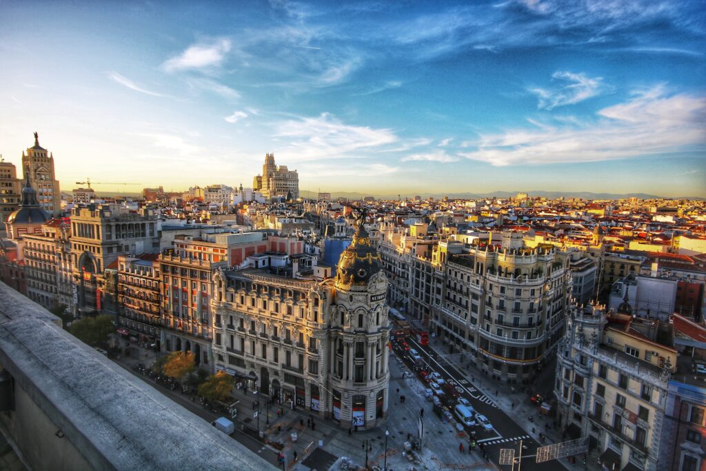 Vista de cima do Edifício Metrópoles, Madri durante o dia com prédios antigos bem conservados. Representa chip internacional para Madri.