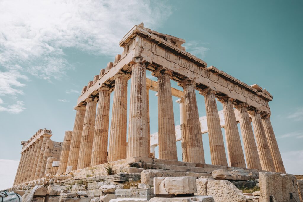 Ruinas de Partenon, Atenas com colunas altas durante o dia. Representa chip internacional para Atenas.