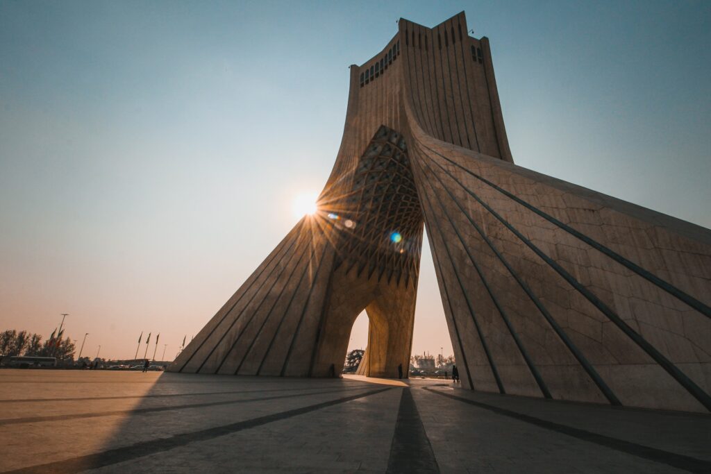 Estrutura de concreto marrom com o sol iluminando, ilustrando post seguro viagem para o Irã.