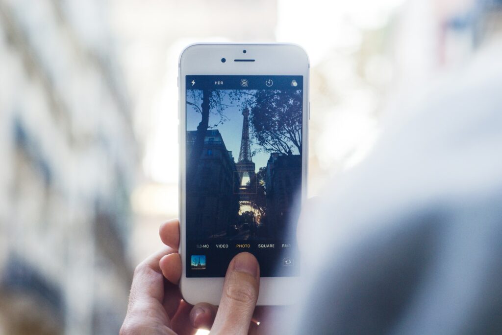 Um celular na vertical fotografando a Torre Eiffel