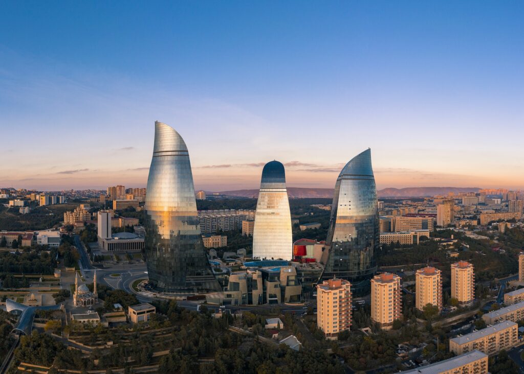 Horizonte da cidade sob o céu azul durante o dia com edifícios modernos ao centro para representar o chip internacional para o Azerbaijão. 