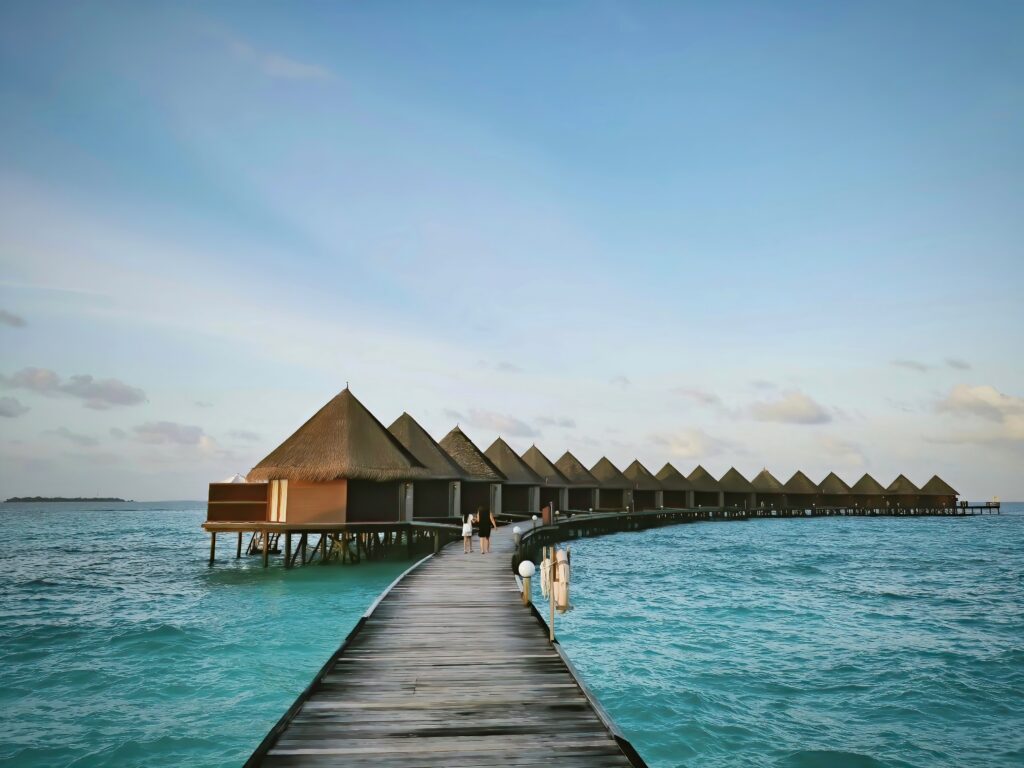Bangalôs em Thulhagiri Island Resort and Spa, Thulhagiri em Maldivas dentro do mar azul durante o dia.