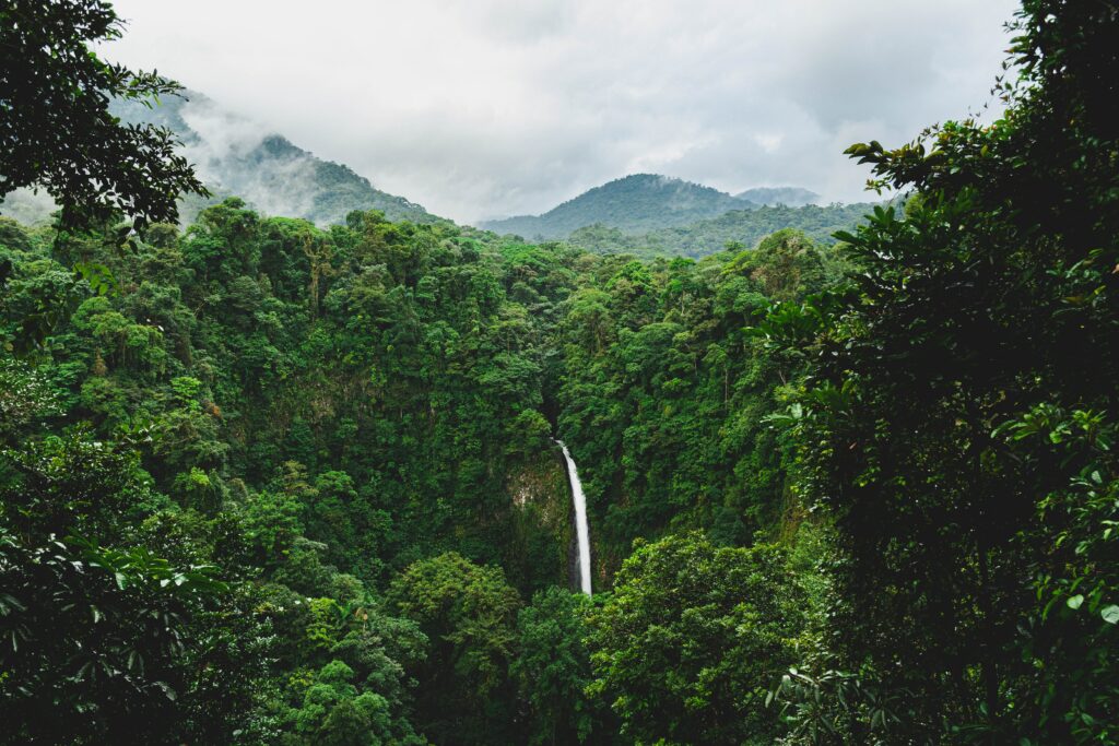 Vista de cima da Catarata La Fortuna, Alajuela na Costa Rica durante o dia, com vegetação verde em volta. Representa chip internacional para a Costa Rica.