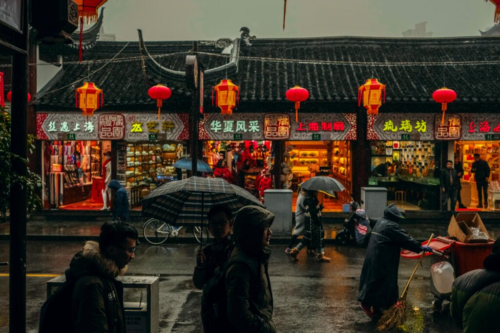 Pessoas caminhando em um dia de chuva em Shanghai, China. Representa chip internacional para a China.