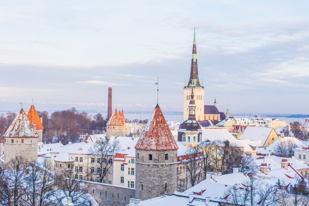 Vista de cima do Centro Histórico de Tallinn na Estônia durante o dia coberta com neve. Representa chip internacional para a Estônia.