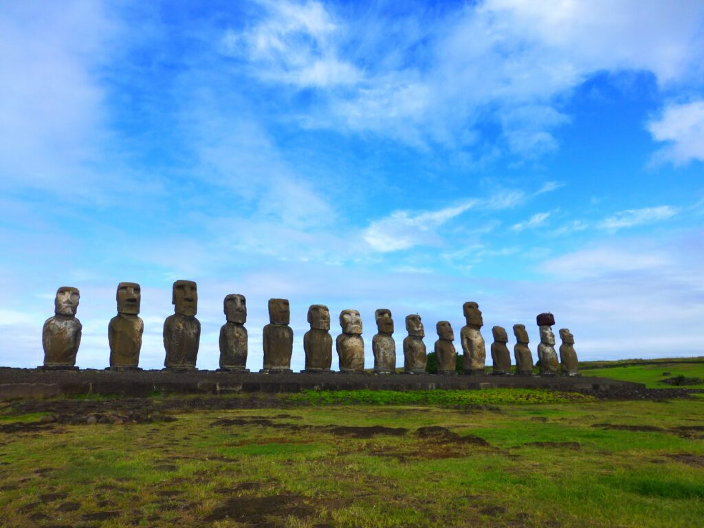 Estatuas de pedras durante o dia na Ilha de Páscoa. Representa chip internacional para Ilha de Páscoa.