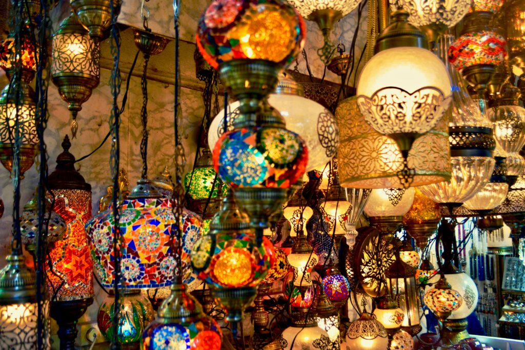 Luminárias turcas coloridas em Old Bazaar em Istambul.