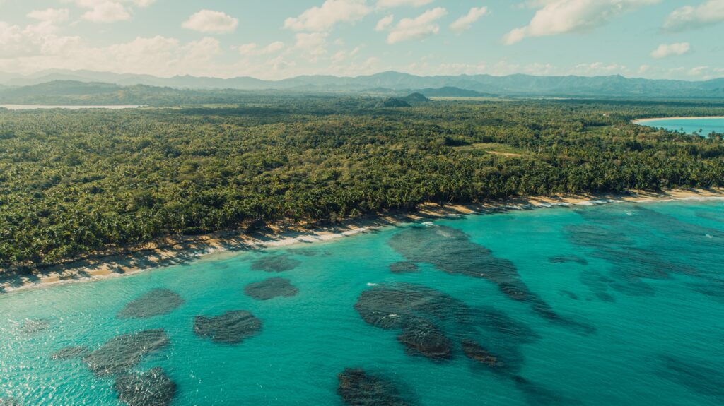 Vista da praia de Miches, República Dominicana, com mar azul turquesa durante o dia- Representa chip internacional para República Dominicana.