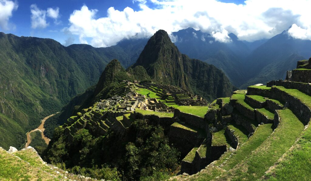 Vista da montanha de Machu Picchu, Peru durante o dia. Representa chip internacional para Machu Picchu.
