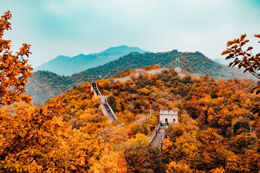 Vista da Muralha da China, China durante o dia no outono com árvores em volta.