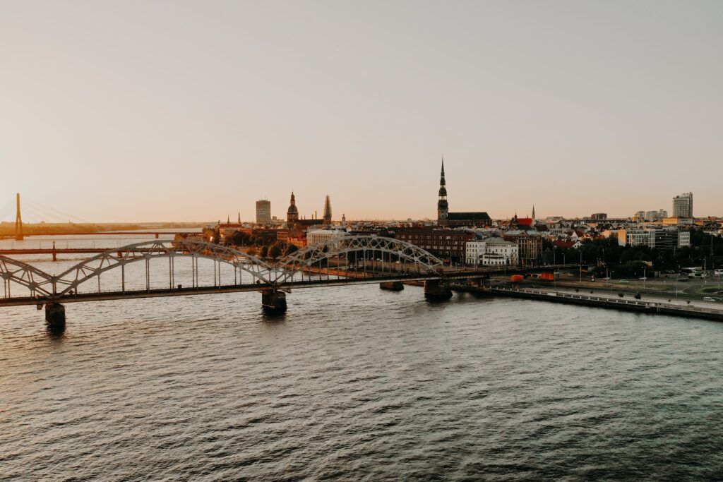 Vista da ponte de Riga na Letônia durante o dia com um rio abaixo e cidade do lado direito. Representa chip internacional para a Letônia.