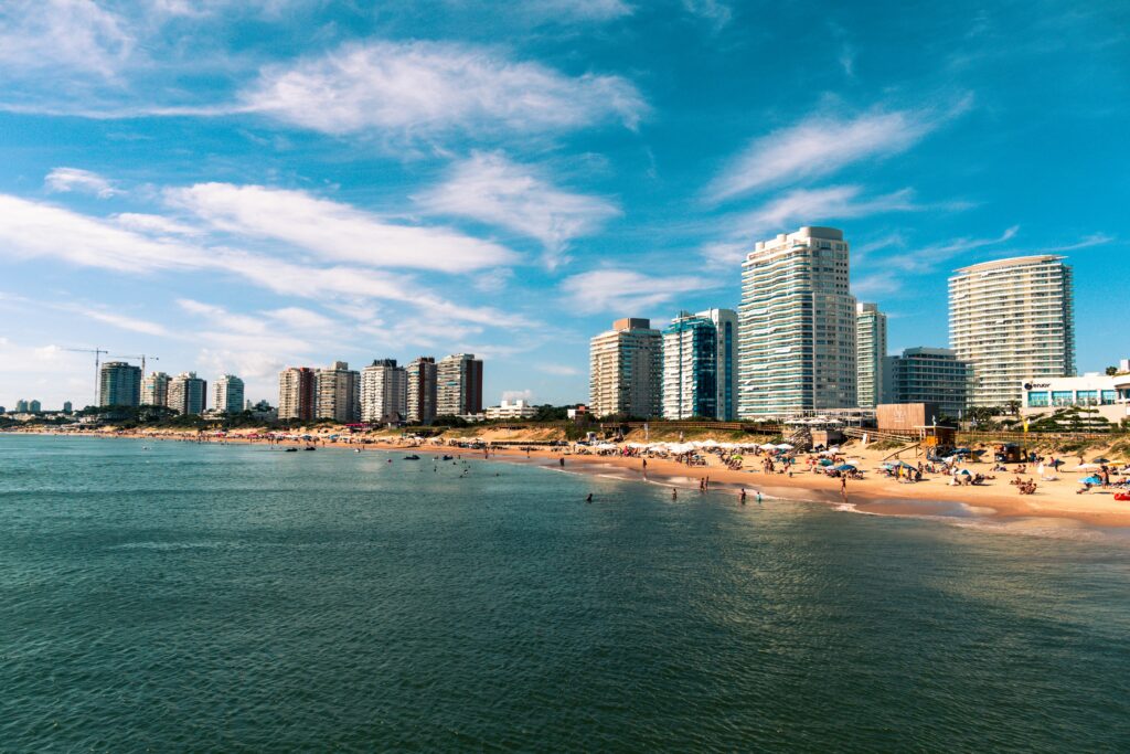 Vista da praia Mansa em Punta Del Este, no Uruguai, durante o dia. Representa chip internacional Punta Del Este.