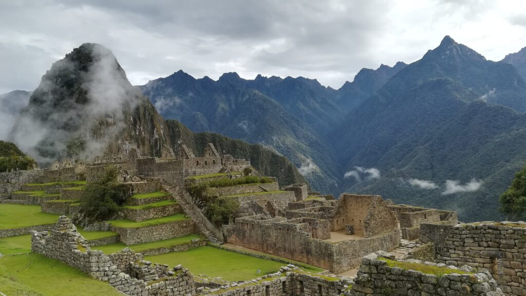 Vista das ruínas de Machu Picchu, Peru durante o dia em meio as montanhas.