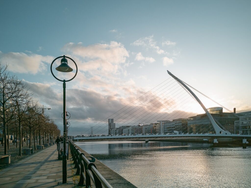 Ponte de concreto branco em cima de um grande corpo de água durante o dia, ilustrando post chip internacional para Dublin. 