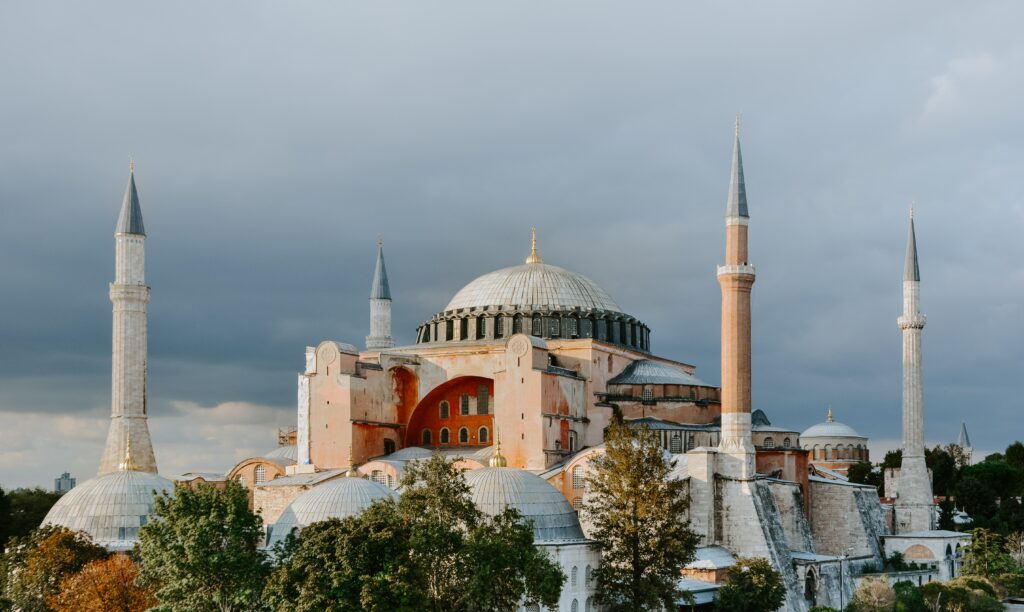 Vista da mesquita de Santa Sofia durante o dia. Representa chip internacional para Istambul.