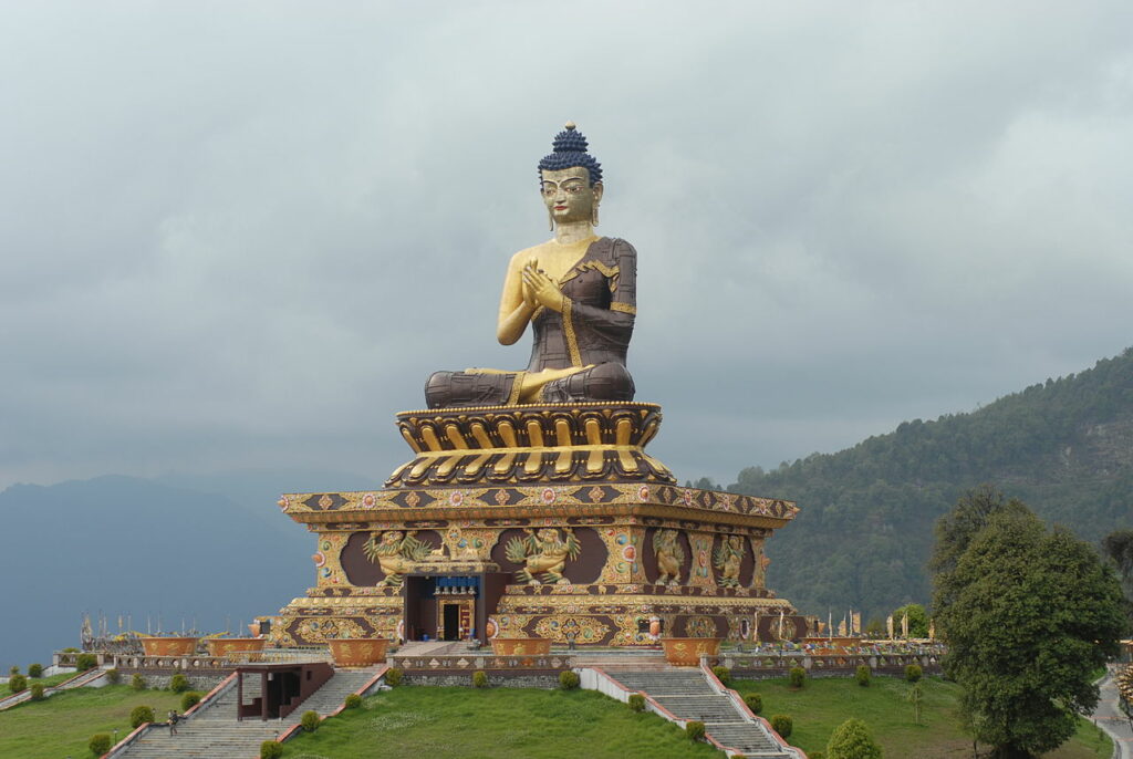 Vista do templo do Buda, para chegar nele uma montanha com escadas. Buda sentado em cima do templo.