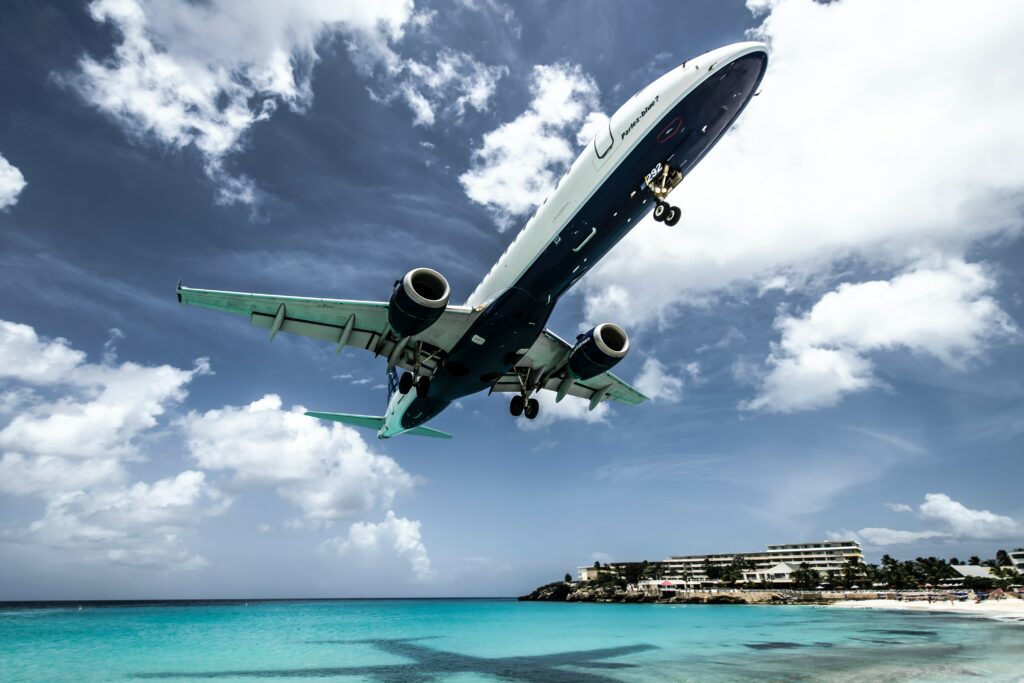 Vista de um avião sobrevoando a Praia Maho, em St Maarten, para ilustrar o post sobre chip internacional para St Maarten.