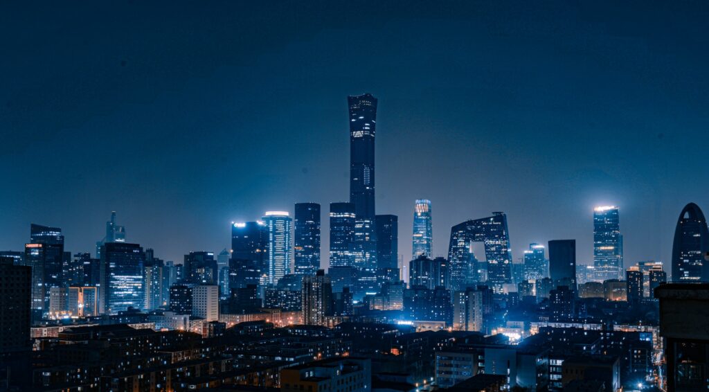 Foto horizonte da cidade durante a noite para representar o seguro viagem para Pequim.