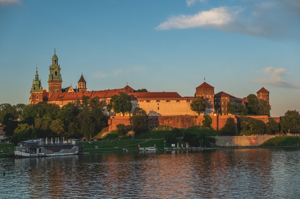 Castelo real de Wawel na Cracóvia, Polônia, visto de um lago. Imagem para ilustrar o post chip internacional para a Polônia.