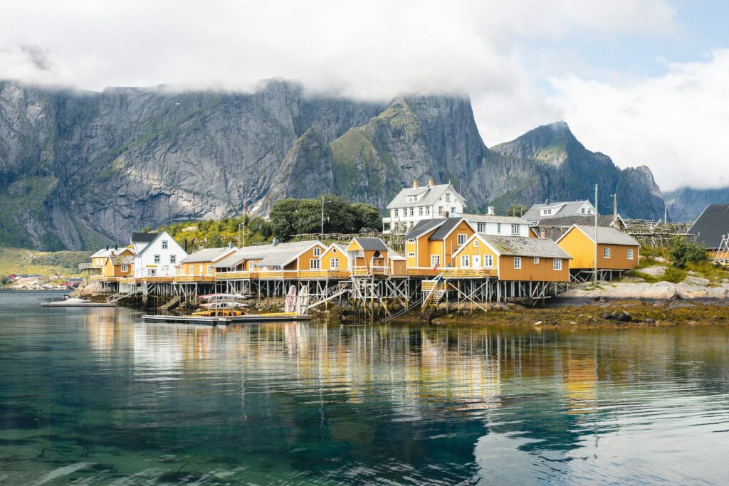 Uma vila de pescadores nomeada Ramberg no arquipélago de Lofoten, no norte da Noruega. Imagem para ilustrar post sobre chip internacional para a Noruega.