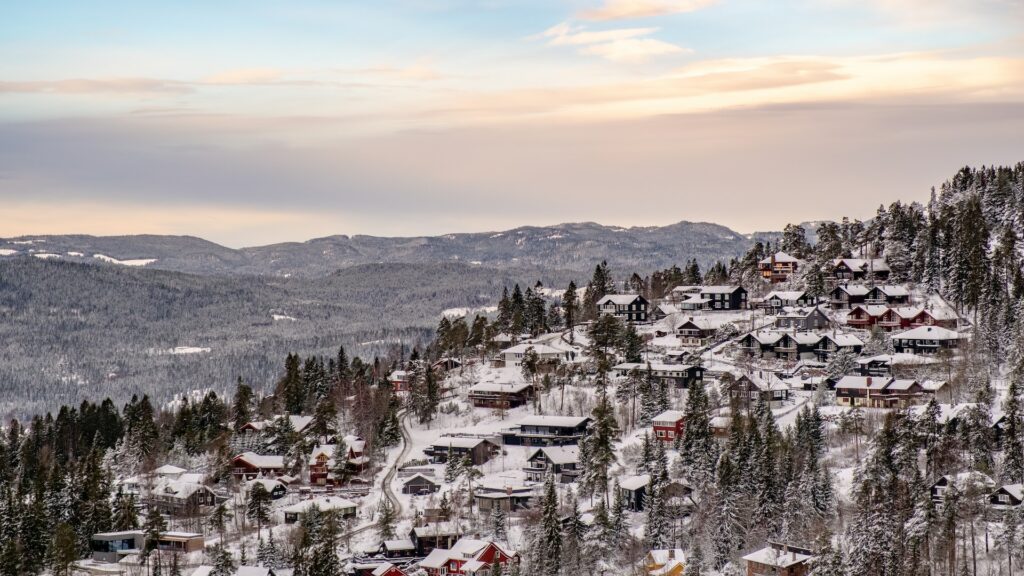 Holmenkollen é uma montanha e um bairro famoso em Oslo por suas competições internacionais de esqui. Imagem para ilustrar post de chip internacional para Oslo.