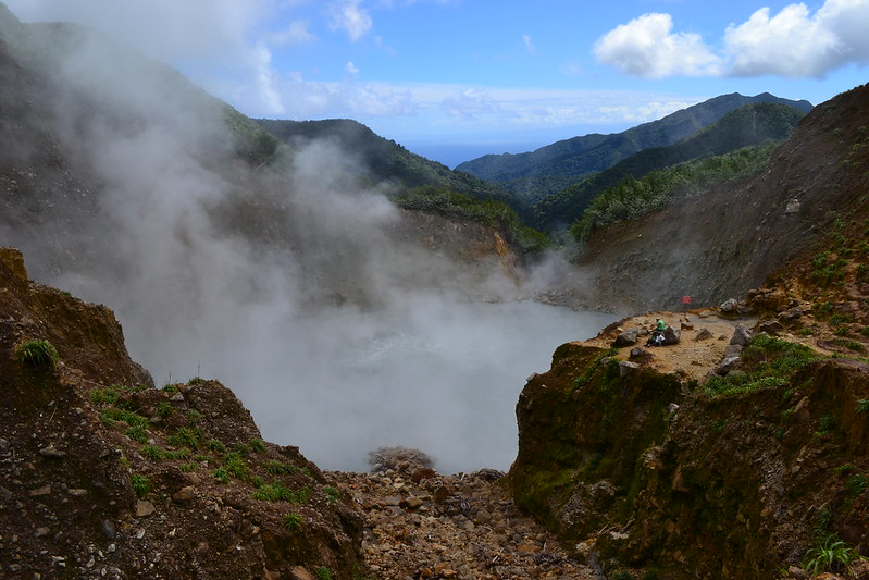 Lago com fumaça cercado de rochas. Imagem para ilustrar o post chip internacional para a Dominica.