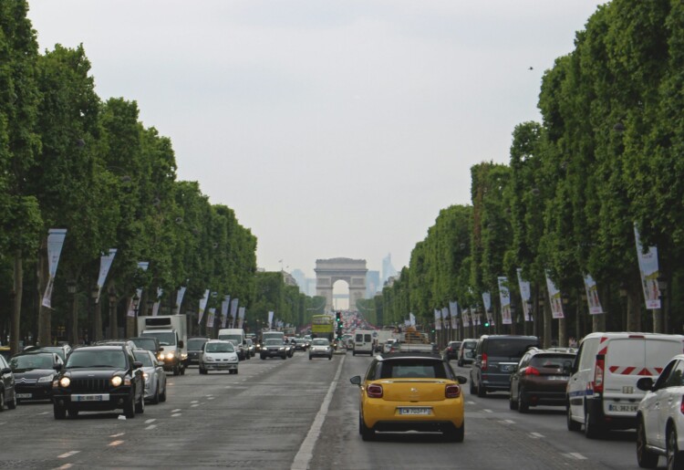 Aluguel de carros em Paris: Tudo para alugar sem erro (2026)
