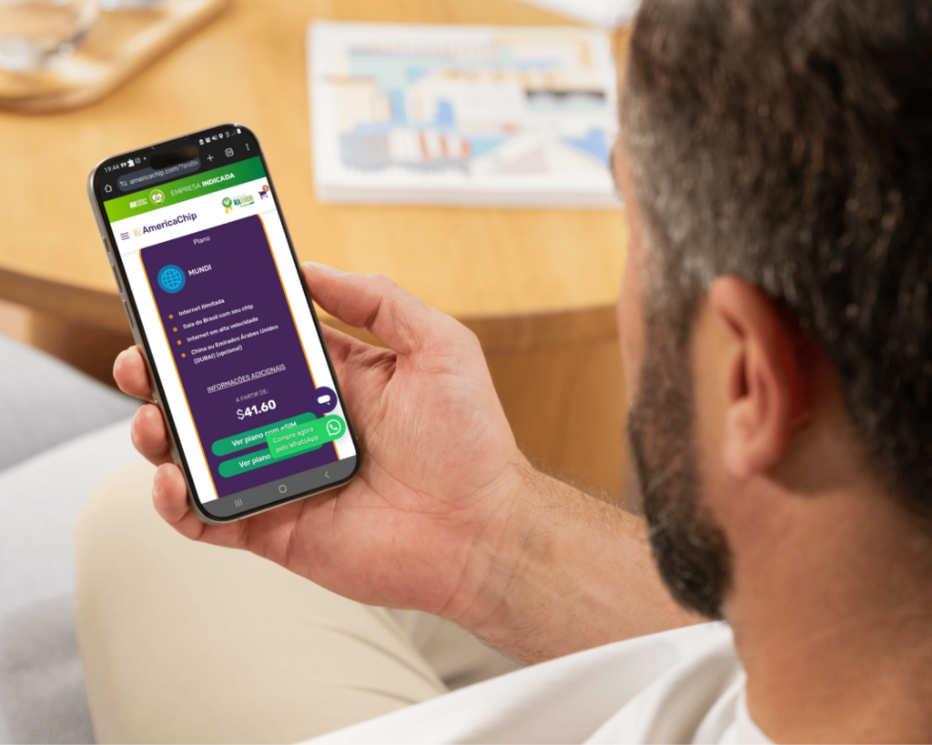 Uma pessoa segura um smartphone exibindo uma tela de assinatura com um preço de $ 41,60. Uma mesa e uma revista estão ao fundo. Representa eSIM Zakynthos.