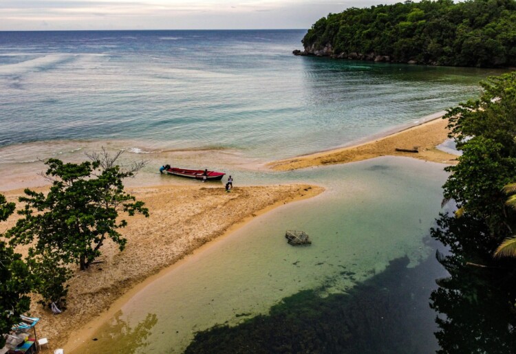 eSIM Jamaica: Fique online no paraíso caribenho