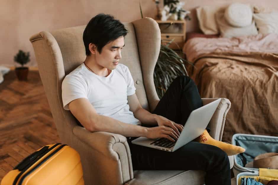 Pessoa emitindo bilhete de seguro viagem Elo pelo site beneficios.elo.com.br no computador