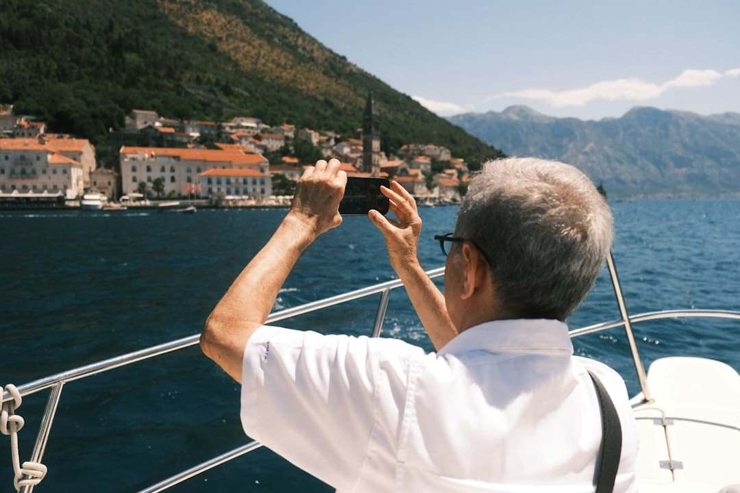 Grupo de idosos de diferentes idades viajando e fazendo turismo na cidade