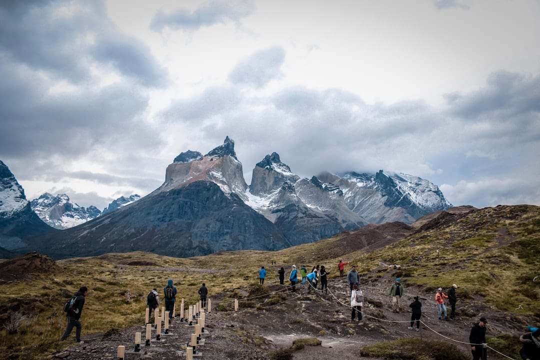 Caminhantes em trilha no Parque Nacional Torres del Paine, na Patagônia chilena, com as torres ao fundo