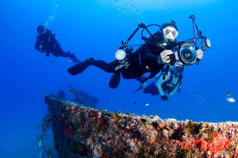 Comparação entre snorkeling e mergulho autônomo com equipamentos diferentes na água