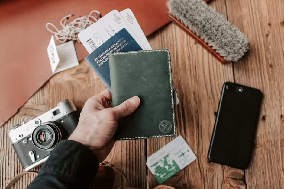Documentos de seguro viagem e passaporte sobre mesa representando os planos Nest Travel