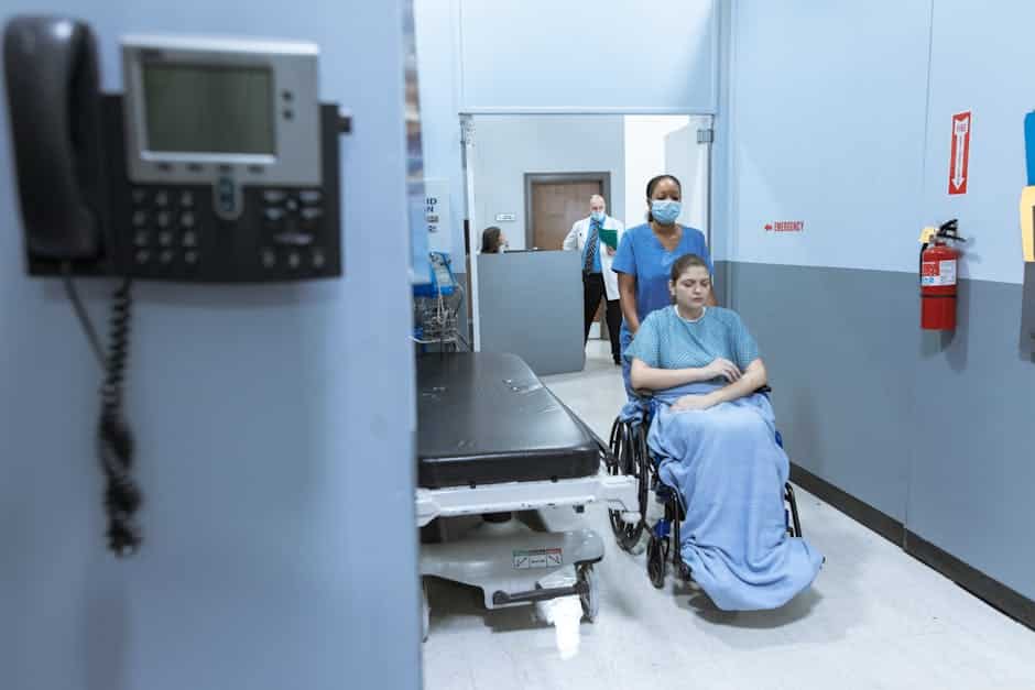 Equipe médica hospitalar acionando central de assistência para comunicar familiar de paciente em emergência