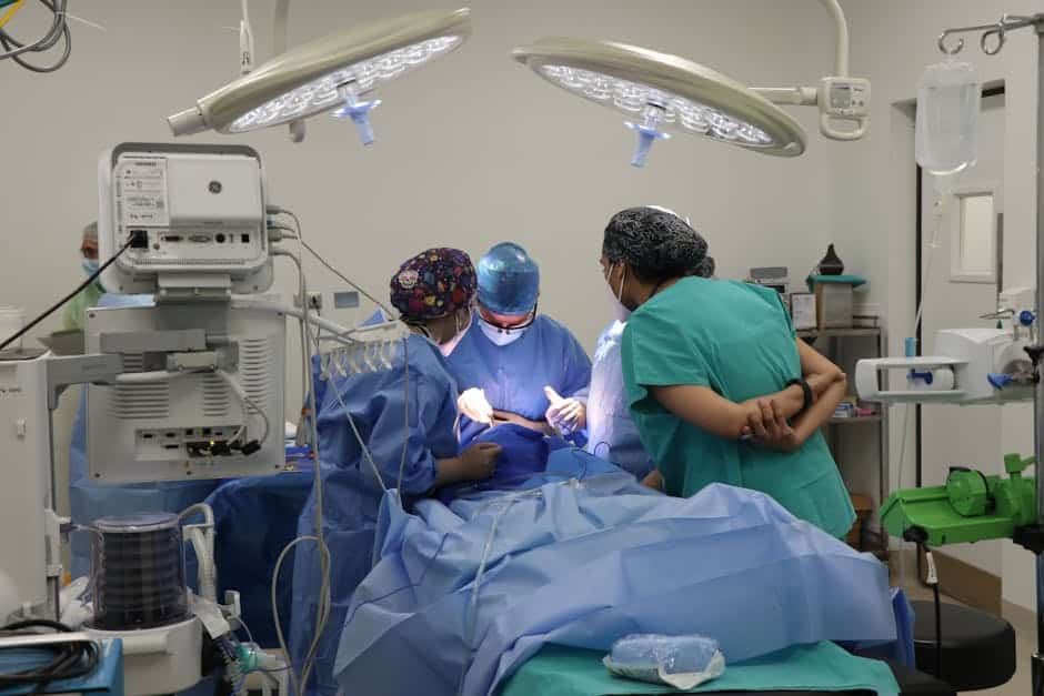 Equipe médica realizando cirurgia de emergência em hospital no exterior
