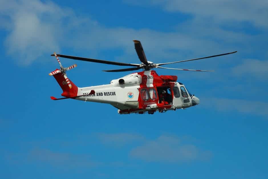 Helicóptero de resgate médico em operação em área montanhosa remota para evacuação de emergência