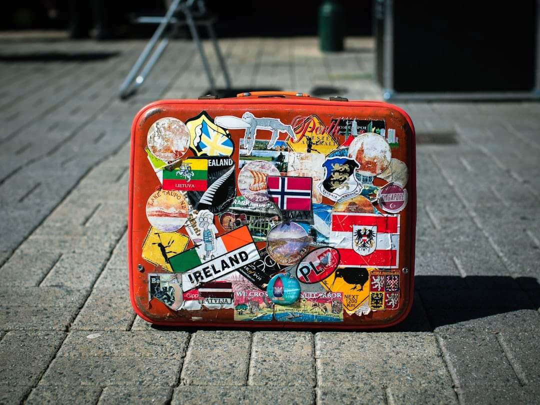 Malas identificadas com etiquetas coloridas e tags de nome para evitar extravio em viagens aéreas