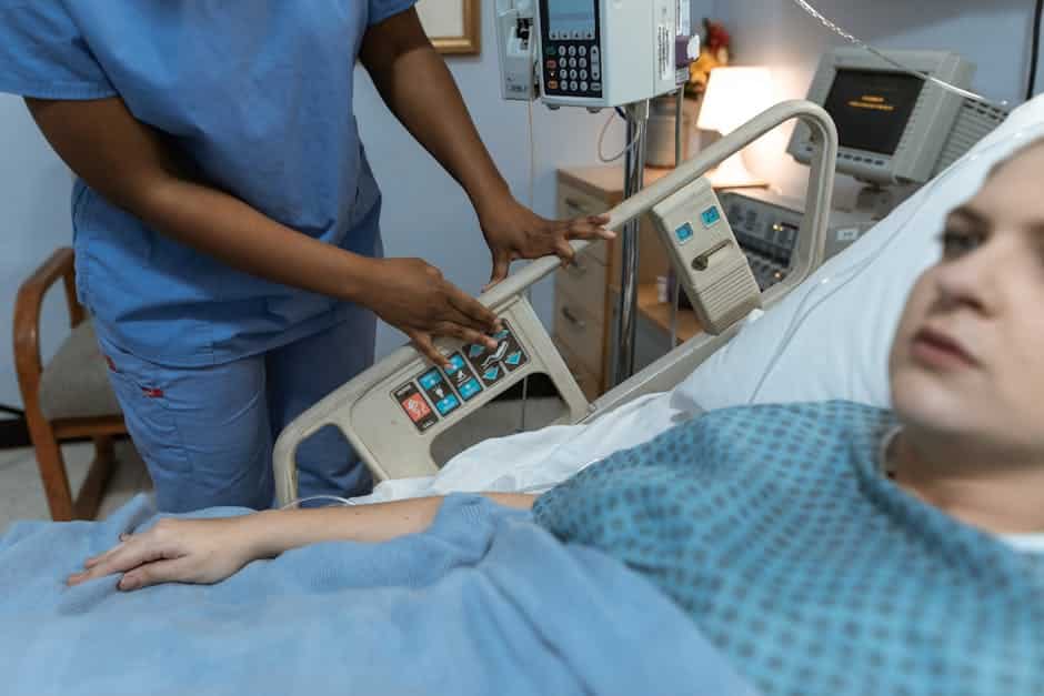 Médico atendendo paciente em emergência hospitalar no exterior coberta pelo seguro viagem