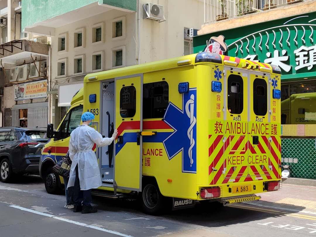 Médico atendendo paciente em hospital no exterior, ilustrando cobertura de emergência médica do seguro viagem Amil