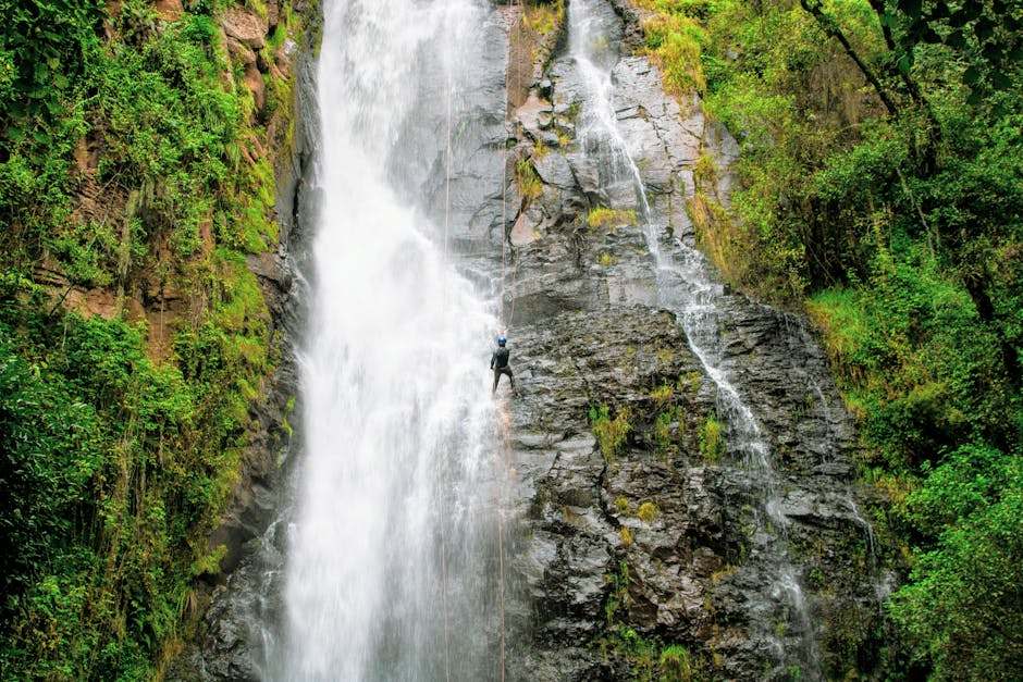 Mochileiro praticando trekking em trilha de montanha com equipamentos de aventura
