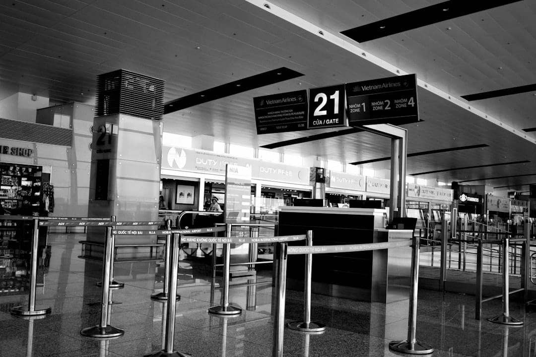 Passageiro registrando ocorrência de bagagem extraviada no balcão de atendimento da companhia aérea