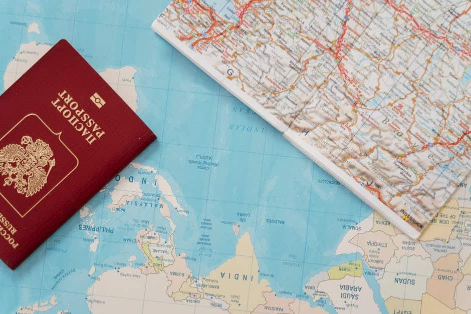 Passaporte com carimbos de diferentes países sobre mapa-múndi, representando exigências de visto para estudantes