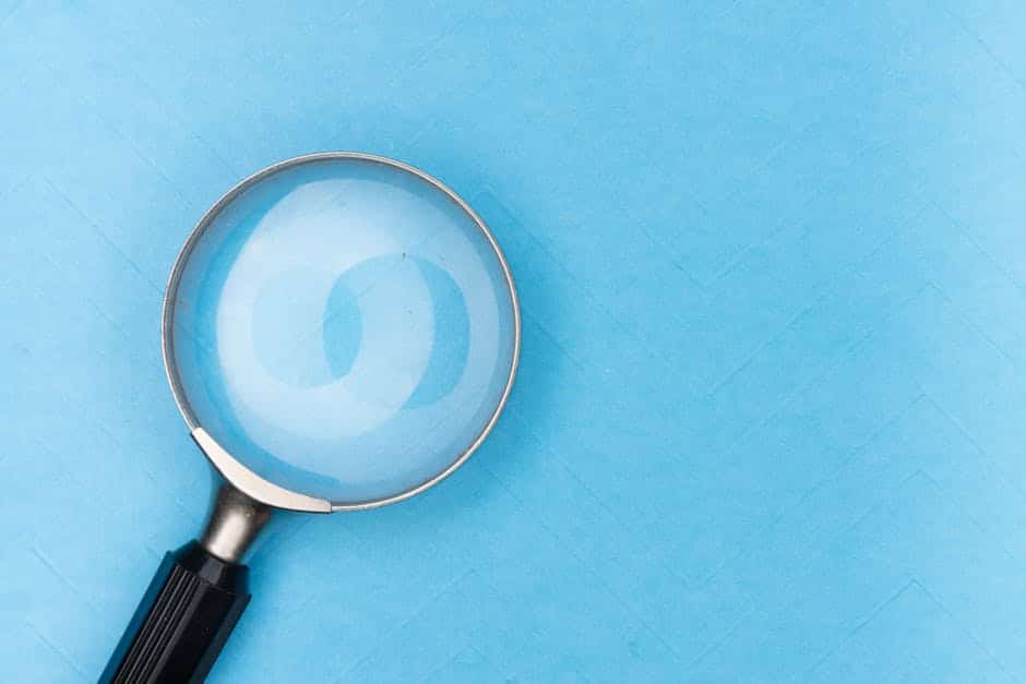 Pessoa analisando contrato com lupa — pontos de atenção ao contratar seguro viagem pela Travel Way