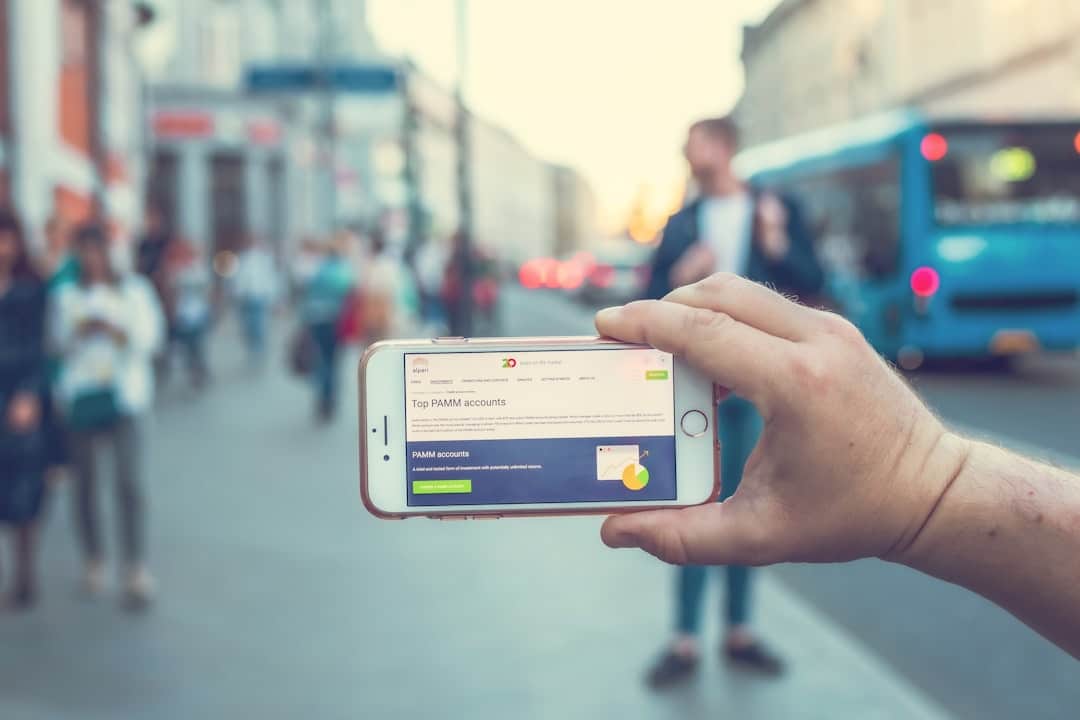 Pessoa contratando seguro viagem pelo Super App do Banco Inter no smartphone