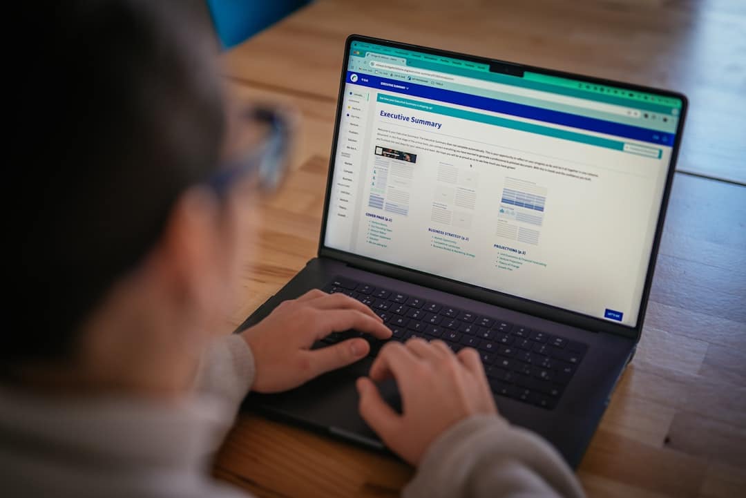 Pessoa usando laptop para comparar planos de seguro viagem online — Seguros Promo comparador
