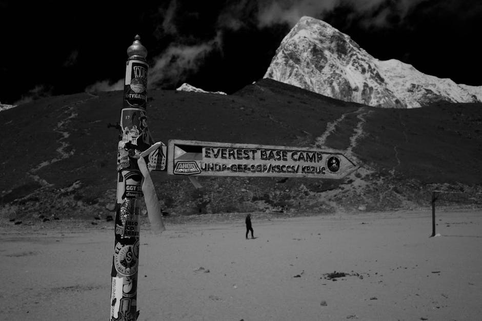 Trekkers caminhando em direção ao Campo Base do Everest, no Nepal, com o Khumbu ao fundo