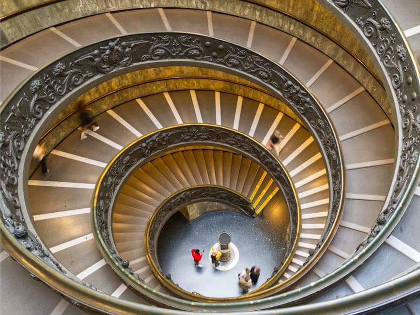 Turista em museu internacional cercado de obras de arte frágeis e outros visitantes