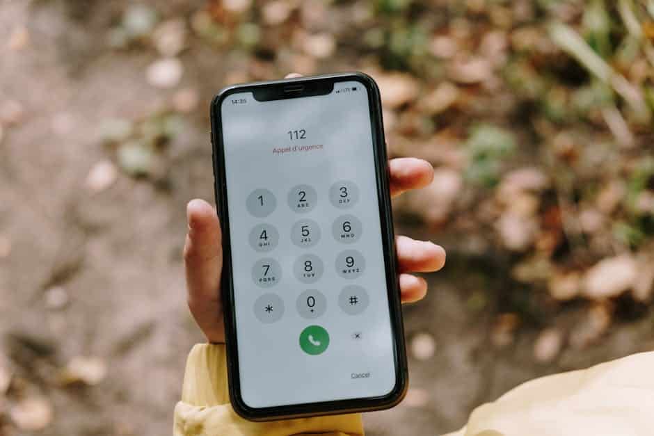 Viajante acionando assistência de seguro viagem pelo celular em aeroporto internacional