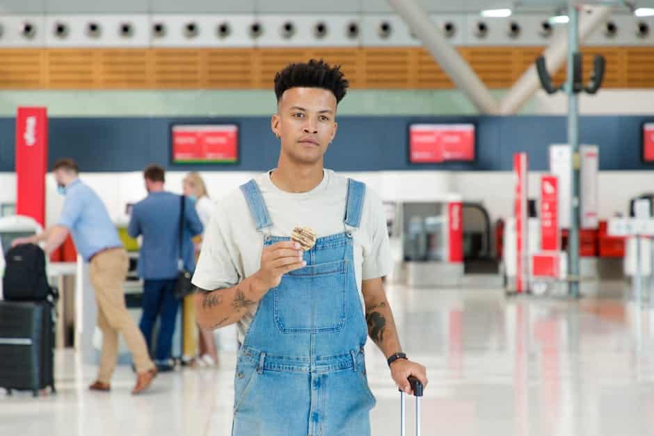 Viajante brasileiro com passaporte e mala no aeroporto pronto para embarcar
